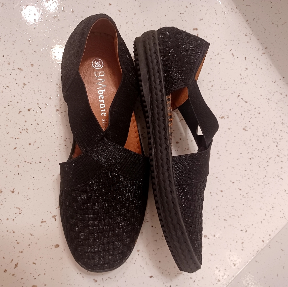 Bernie Mev. Black flats